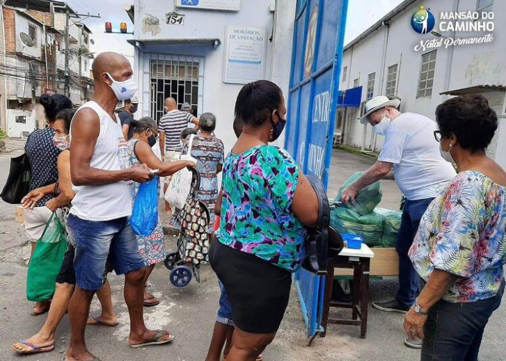 Entrega de cestas básicas e kits de higiene na Mansão do Caminho
